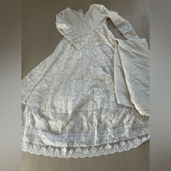 Ansab Jahangir Studio “Kinar” Net/Organza Angarkha Suit — Size Large — Preloved - Picture 5 of 5